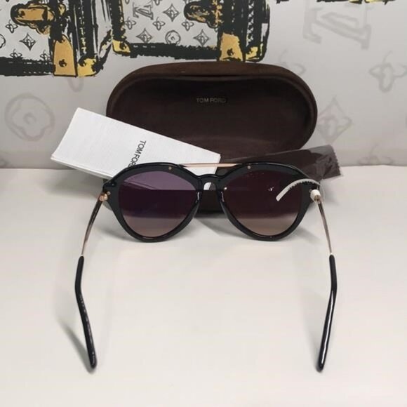 Tom Ford TF576 01B Lisa-02 Sunglasses – Black/Gold – 54mm - Picture 10 of 12